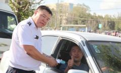 Замын хөдөлгөөнд дүрмийн дагуу оролцож буй жолооч нарыг урамшуулав