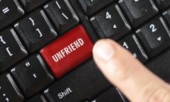 "Хүүхдийнхээ фэйсбүүк рүү ороод танихгүй хүн байвал unfriend хийгээрэй"