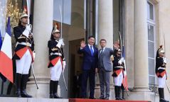 Монгол Улсын Ерөнхийлөгч У.Хүрэлсүхийг Бүгд Найрамдах Франц Улсын Ерөнхийлөгч Эммануэл Макрон албан ёсоор угтлаа