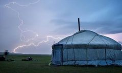 Утсаар ярьж байгаад аянганд цохиулж амиа алджээ