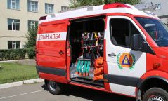 Согтуурсан эмэгтэй цонхоор унахыг завджээ
