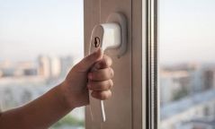 Багас насны хоёр хүүхэд ТАГТНААС УНАХ гэж байсныг аварчээ