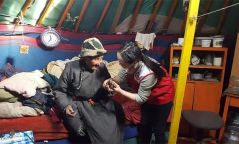 Сайн дурынхан хөгжлийн бэрхшээлтэй иргэдийн гэрт очиж асаргаа хийв