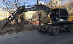 Явган хүний зам хаасан хашаануудыг буулгав
