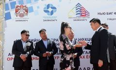 40 айлд шинэ орон сууцны түлхүүрийг гардуулан өглөө