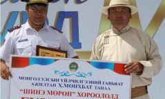 182 хүний амь аварсан аврагчийг гурван өрөө байраар шагналаа