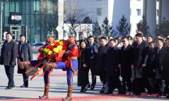Монгол Ардын Нам үүсгэн байгуулагдсаны 98 жилийн ой, “Эх орончдын баяр”-ын өдрийг тохиолдуулан Их Жанжин Д.Сүхбаатарын хөшөөнд цэцэг өргөлөө