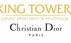 KING TOWER: CHRISTIAN DIOR брэндийн тансаг үнэртнээр бэлэг барьж байна