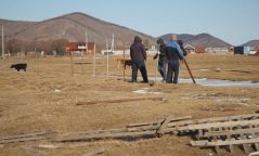 Зөвшөөрөлгүй хашаа барьсан иргэд, ААН-үүдийн газрыг чөлөөлж байна