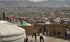 Монголд гурван хүн тутмын нэг нь ядуу байна