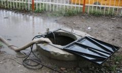 Нийслэлд тогтсон усыг соруулж байна