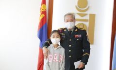 Арван настай охин цуглуулсан мөнгөө ОБЕГ-т хандивлажээ
