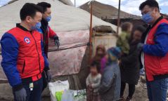 Зорилтот бүлгийн айл өрхүүдэд хүнсний багц, гар ариутгагч, амны хаалтны тусламж үзүүлжээ