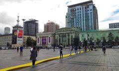 Наадам тэмдэглэхийг эсэргүүцсэн иргэд тайван жагсаж байна