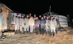 Алба хаагчид өрх толгойлсон зургаан хүүхэдтэй эмэгтэйд тусламж үзүүллээ