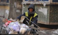 Гудамж цэвэрлэдэг эр 37 хүүхдийг сургуульд оруулжээ