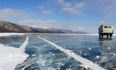 Харзны усанд ороод буцаж явсан иргэдийн суудлын автомашин “Хараа” голын мөсөнд цөмөрч, суужээ