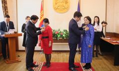 Төрийн дээд одон медаль гардууллаа