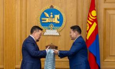 Монгол Улсын 34 дэх Ерөнхий сайд Гомбожавын Занданшатар Засгийн газрын тамгаа гардаж авлаа