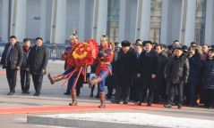 Д.Сүхбаатарын хөшөөнд цэцэг өргөж, хүндэтгэл үзүүллээ