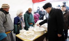 УИХ-ын дарга М.Энхболд сүү, цагаан идээ борлуулж байгаа  малчидтай уулзаж, худалдаа хийлээ