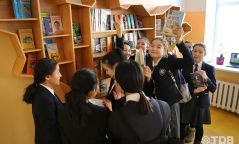 ХХБанк ахин дөрвөн сургуулийн номын санг тохижуулж өглөө