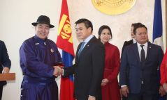 Төрийн дээд одон медаль гардууллаа