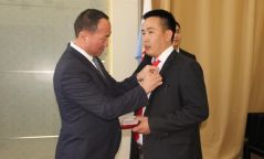Хүүхдийн амь аварсан Б.Алтанбаярыг ”Шударга журам”-аар шагналаа