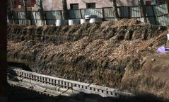 Орон сууцны хороолол дунд баригдаж эхэлсэн барилгын ажлыг зогсоолоо
