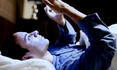 Гар утасны дэлгэцийн гэрэл нойрны хэм алдагдуулж нойргүйтэлд хүргэдэг