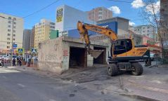 Бөхийн өргөөний урд талын гараашууд болон UB паласын үерийн даланг дагасан чингэлгүүдийг чөлөөлж байна