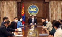 КОВИД-ийн бүх төрлийн вакцинжуулалтыг зогсоох зэрэг шаардлагыг УИХ-ын даргад өгөв