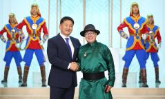 “ДОЗ энтертайнмент”-ийн захирал Шадавын Доржсүрэнд Монгол Улсын гавьяат жүжигчин цол хүртээлээ