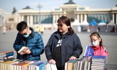 Сүхбаатарын талбайд номын үзэсгэлэн, худалдаа гарч эхэллээ