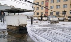 Есөн давхар байрны дээвэр дээр гарч ноцолдож байсан залуусыг эсэн мэнд буулгажээ
