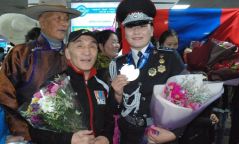 ДАШТ-д зодоглосон эмэгтэй бөхчүүд эх орондоо ирлээ