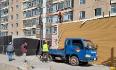 Нийтийн эзэмшлийн талбайд зөвшөөрөлгүй барьсан барилгыг буулгав