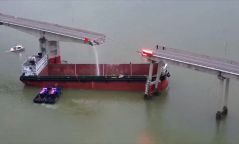 Хятадад ачааны хөлөг онгоц гүүр мөргөсний улмаас автомашинууд голын усанд живж, хүний амь эрстжээ
