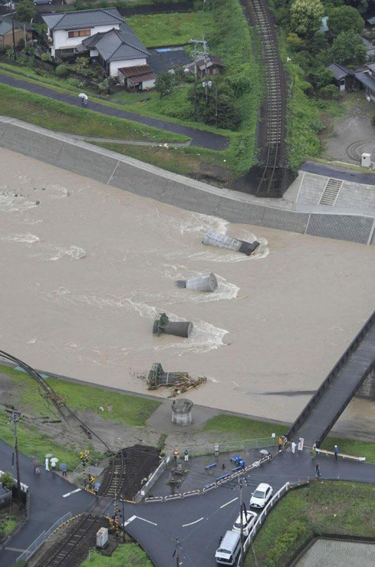Фото: Японд байгалийн гамшиг болж 50 хүн амиа алджээ
